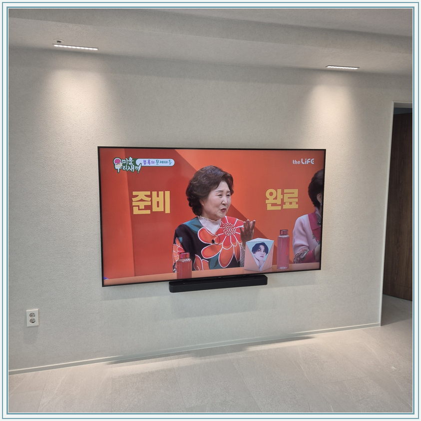 석재 느낌 벽면에 놓인 화면, TV 설치 참고 사진