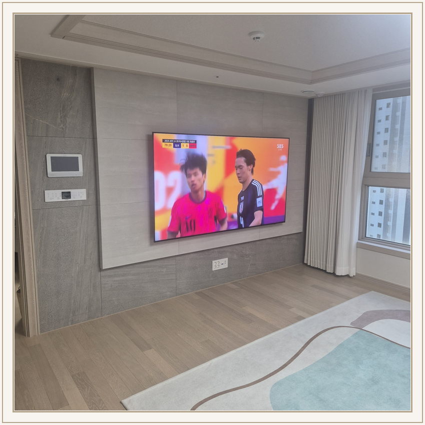 세로 장식 패널 옆 TV 설치 공간, TV 설치 참고 사진