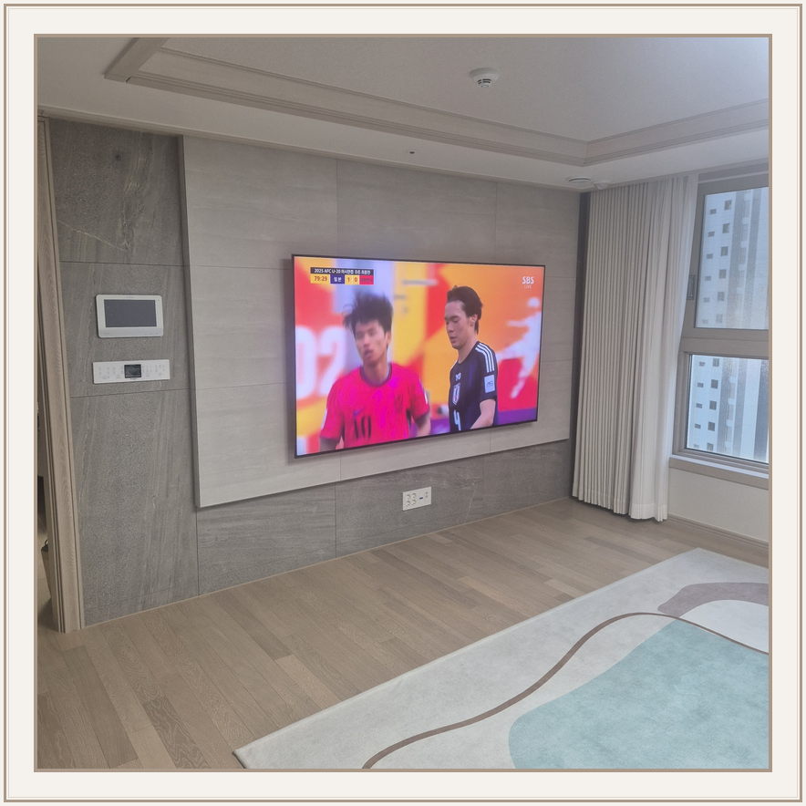 세로 장식 패널 옆 TV 설치 공간, TV 설치 참고 사진