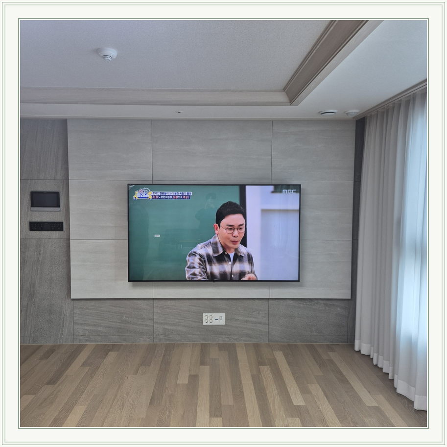 대형 장식벽과 TV 사이 여백, TV 설치 참고 사진