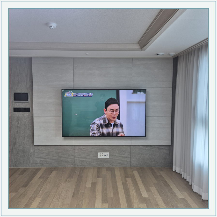 대형 장식벽과 TV 사이 여백, TV 설치 참고 사진