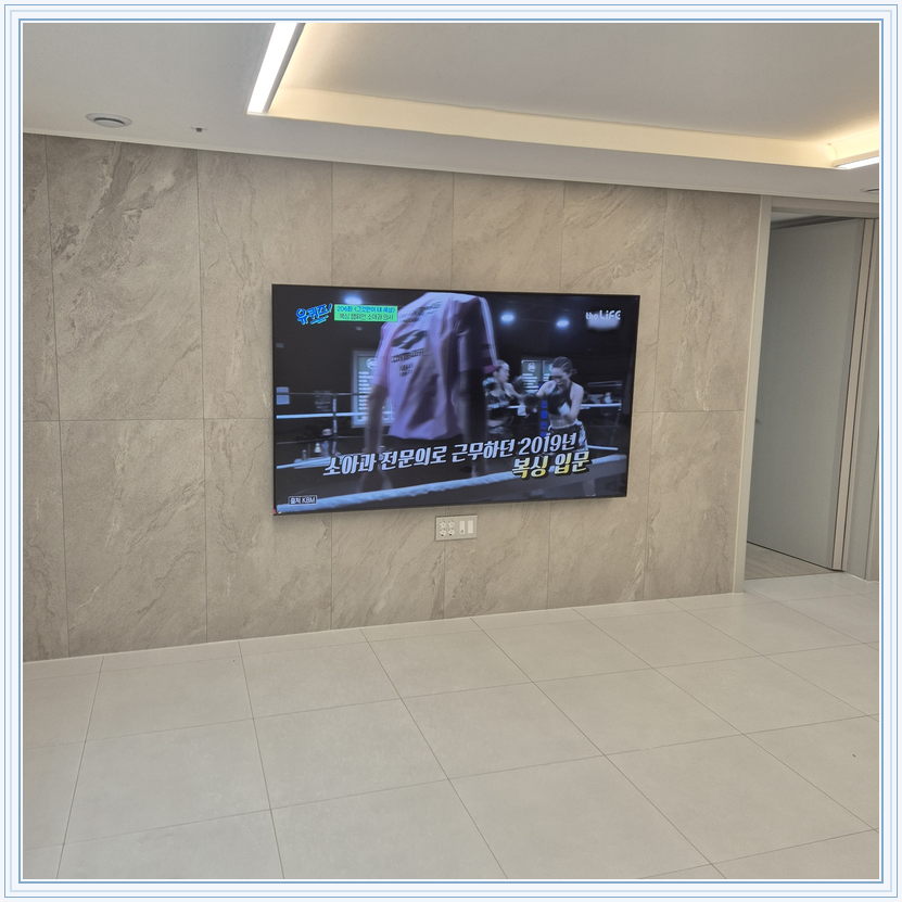 우드 톤 가구와 이어지는 벽면 화면, TV 설치 참고 사진