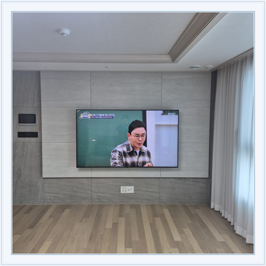 대형 장식벽과 TV 사이 여백, TV 설치 참고 사진