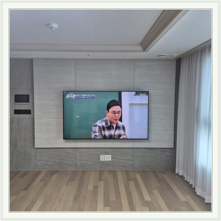 대형 장식벽과 TV 사이 여백, TV 설치 참고 사진