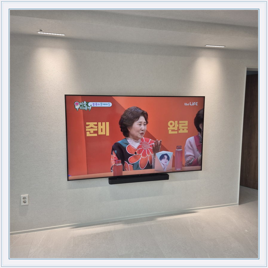 석재 느낌 벽면에 놓인 화면, TV 설치 참고 사진