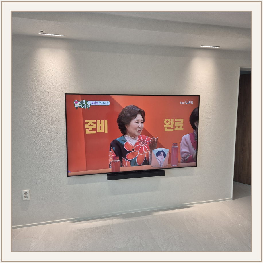 석재 느낌 벽면에 놓인 화면, TV 설치 참고 사진