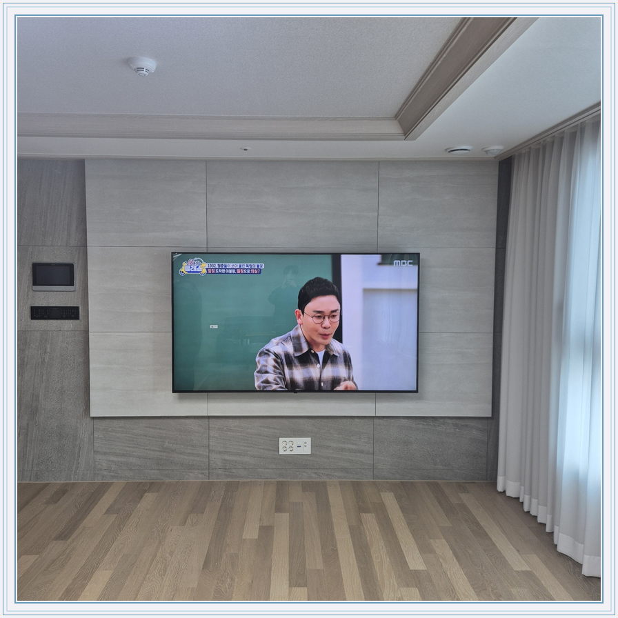 대형 장식벽과 TV 사이 여백, TV 설치 참고 사진