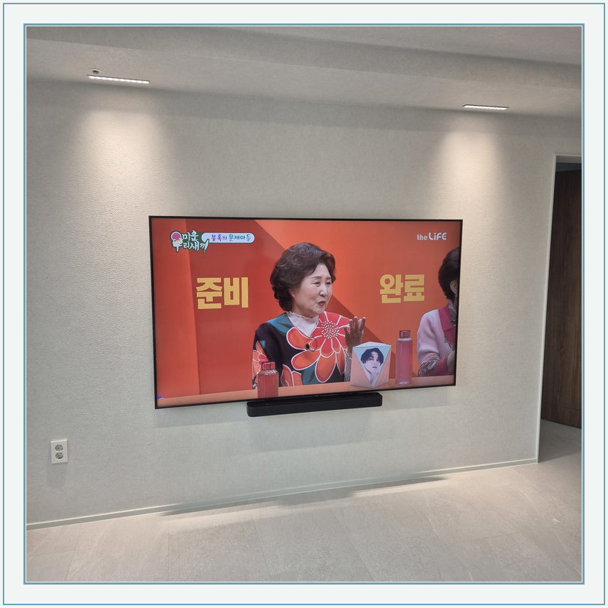 석재 느낌 벽면에 놓인 화면, TV 설치 참고 사진