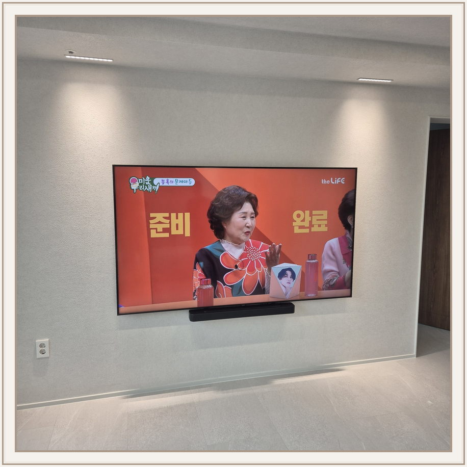 석재 느낌 벽면에 놓인 화면, TV 설치 참고 사진