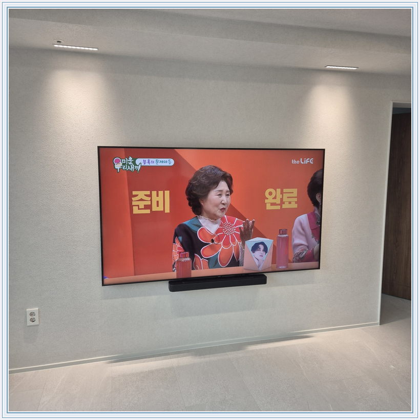 석재 느낌 벽면에 놓인 화면, TV 설치 참고 사진