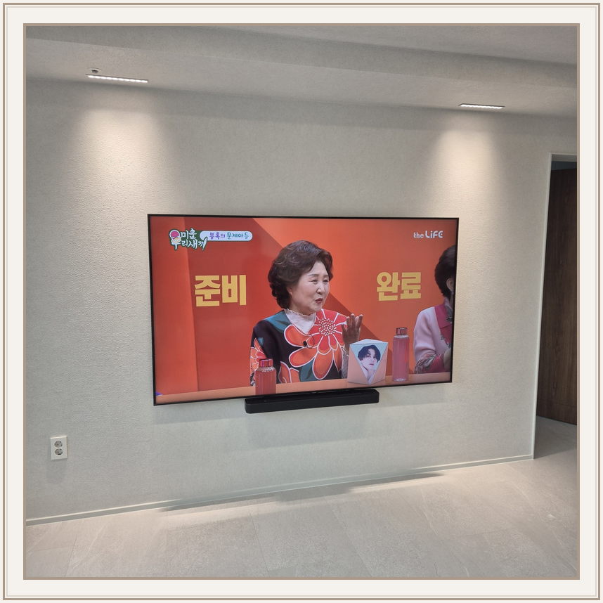 석재 느낌 벽면에 놓인 화면, TV 설치 참고 사진