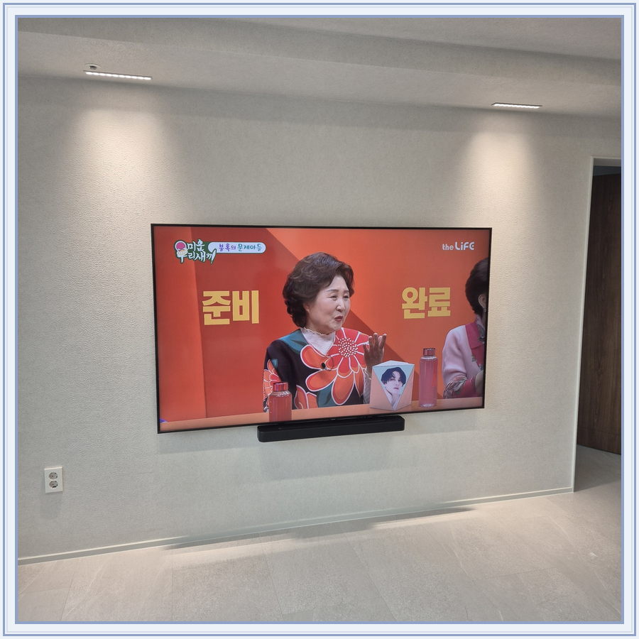 석재 느낌 벽면에 놓인 화면, TV 설치 참고 사진