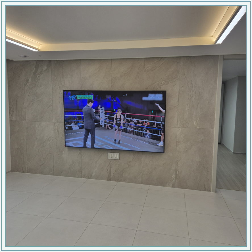 창가와 수납장을 함께 둔 거실의 TV 배치, TV 설치 참고 사진