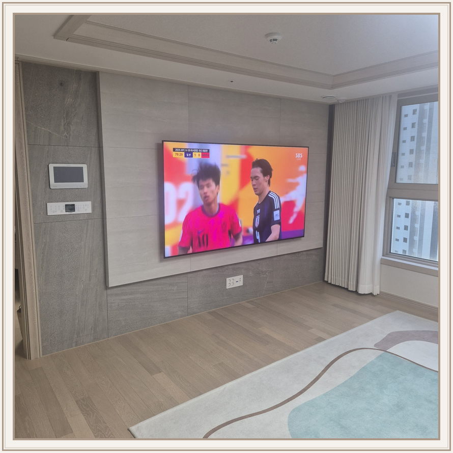 세로 장식 패널 옆 TV 설치 공간, TV 설치 참고 사진