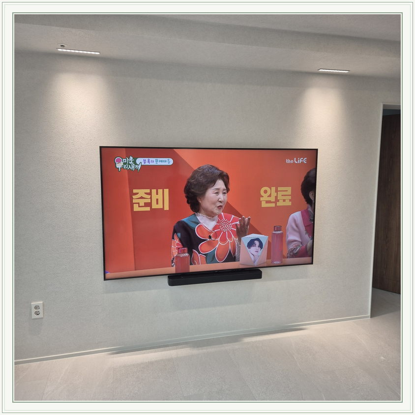 석재 느낌 벽면에 놓인 화면, TV 설치 참고 사진
