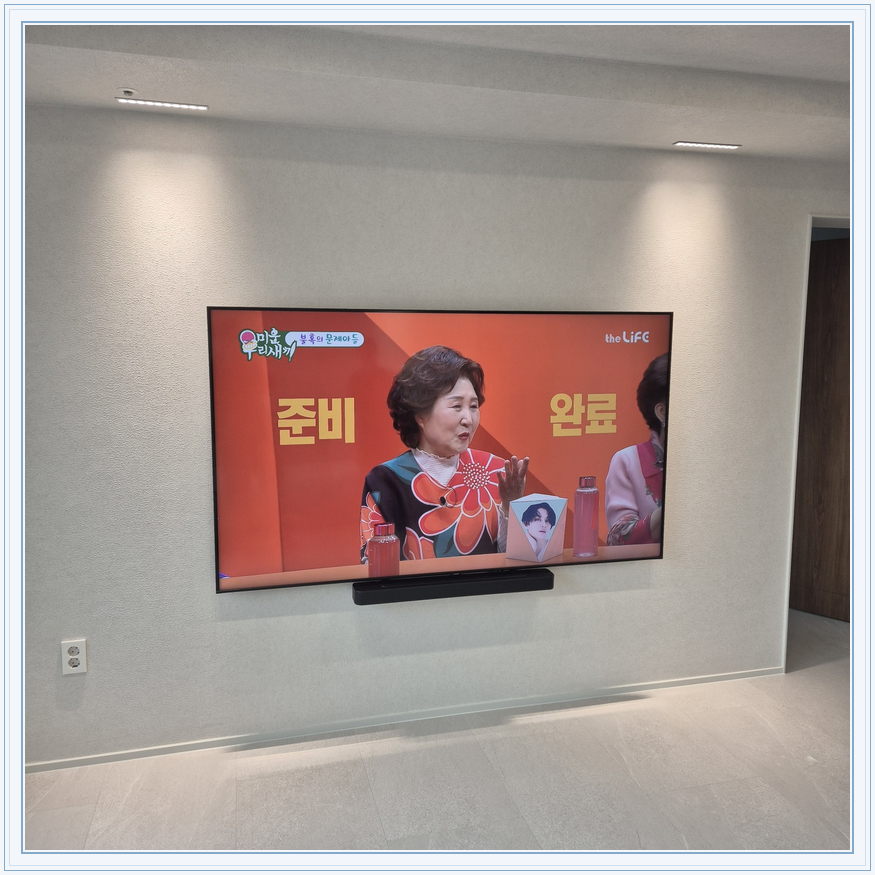 석재 느낌 벽면에 놓인 화면, TV 설치 참고 사진