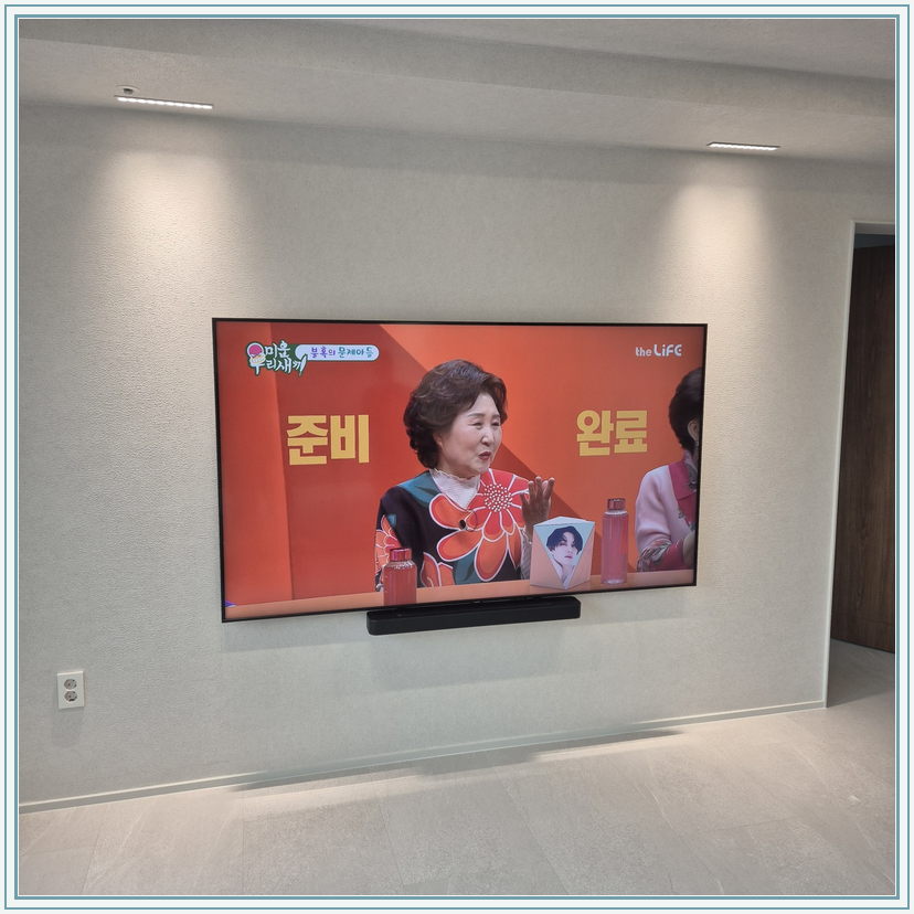 석재 느낌 벽면에 놓인 화면, TV 설치 참고 사진