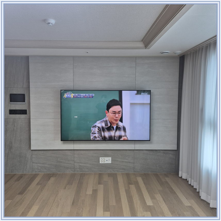 대형 장식벽과 TV 사이 여백, TV 설치 참고 사진